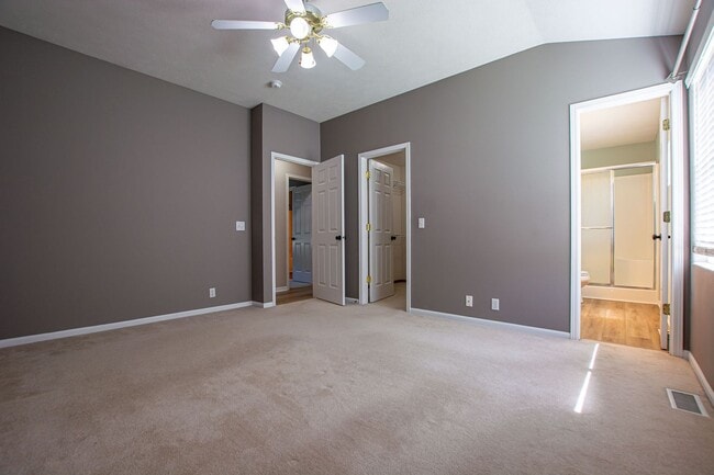 Building Photo - 3 Bedroom / 2 Bath Tri-Level Home Located ...