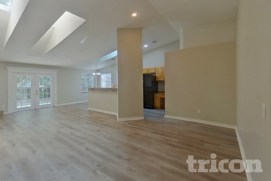 Building Photo - 12124 Roundham Ln N