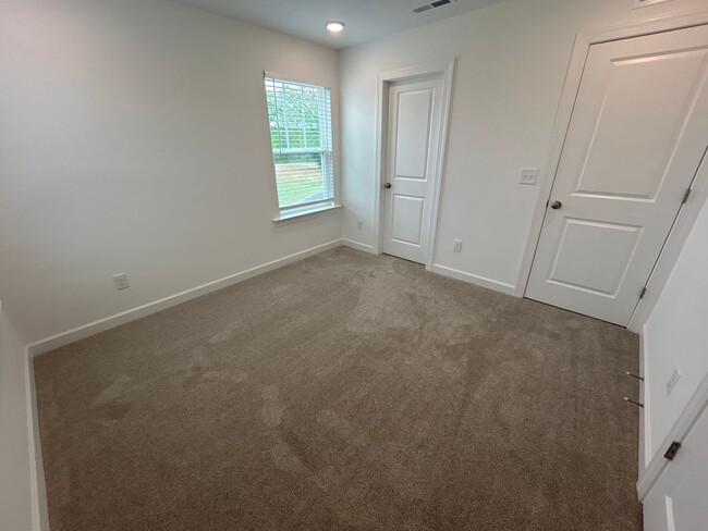 Building Photo - 6 Bedroom | 4 Bathroom New Construction Ga...