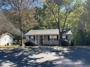 Building Photo - Inviting 3-bedroom, 2-bathroom Home on a C...