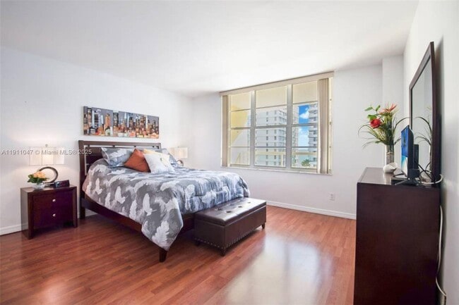 Building Photo - 5600 Collins Ave