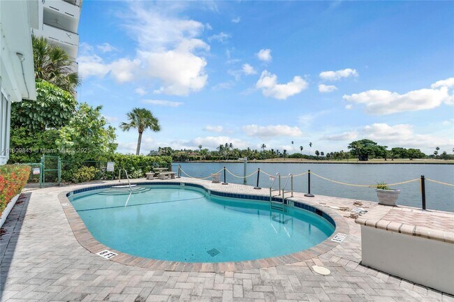 Building Photo - 9200 W Bay Harbor Dr