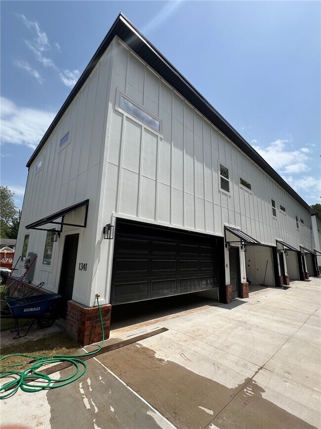 Building Photo - 1341 W Hendrix St