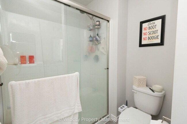 Building Photo - Light and Bright Townhome in NW Redmond!