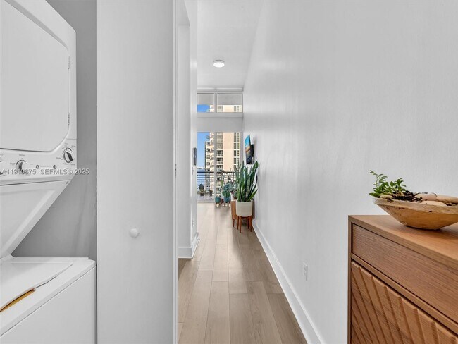 Building Photo - 2200 NE 4th Ave