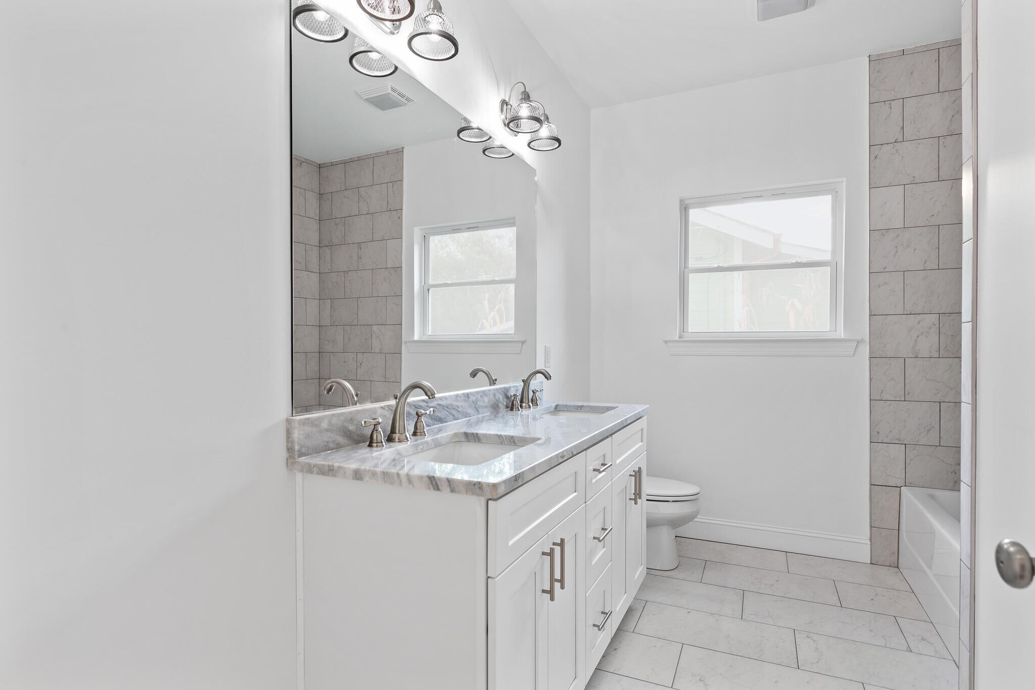 Building Photo - 2006 E 14th St