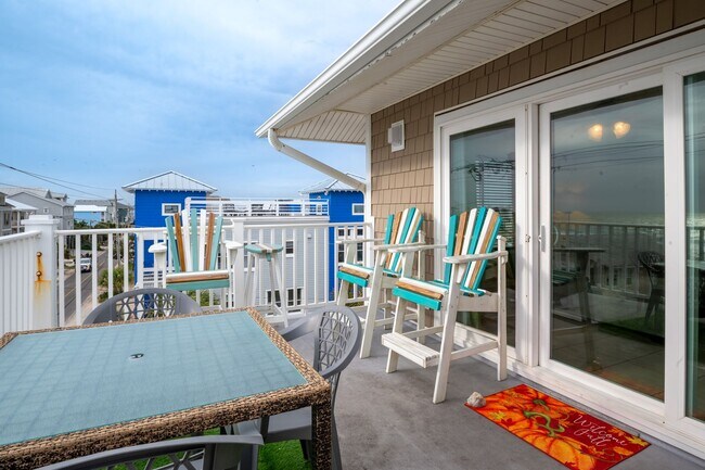 Building Photo - OFF-SEASON MONTHLY RENTAL - ESCAPE THE WIN...