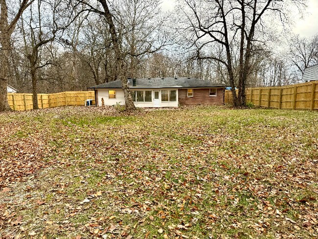 Building Photo - 2051 S Post Rd