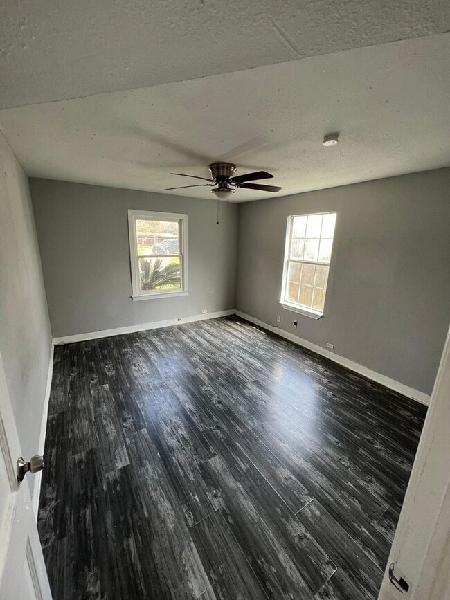 Building Photo - 3012 Live Oak St