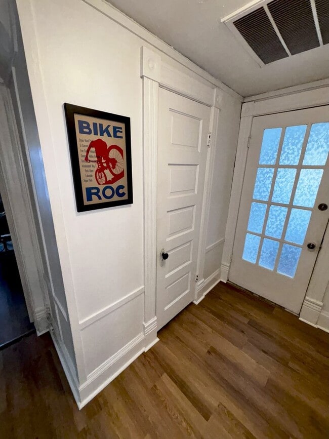 Building Photo - Charming 2-Bedroom Apartment with River Views
