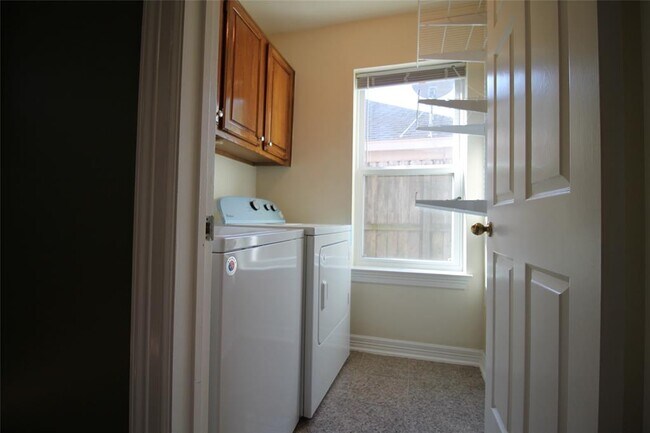 Building Photo - 1454 Forest Home Dr