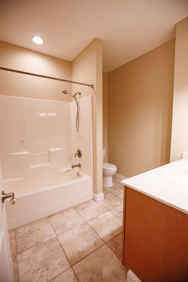 Building Photo - 3 Bed (with 4th bed potential downstairs),...