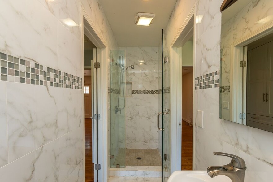 Building Photo - 854 Oneonta Dr