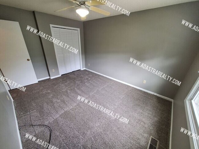 Building Photo - Gorgeous Shawnee Mission NW Home-Coming SO...