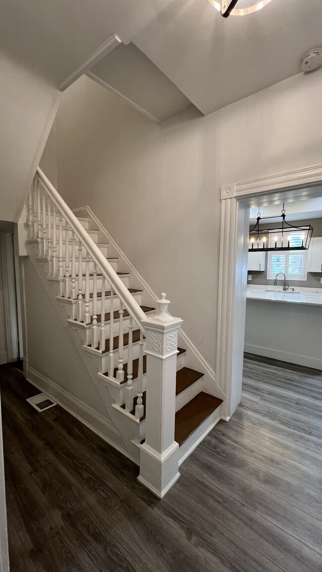 Building Photo - 438 Linden St