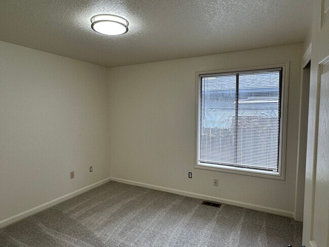 Building Photo - Large 3 Bed, 2 Bath Home!