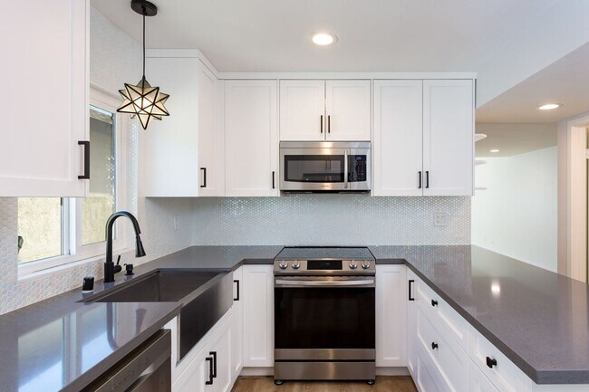 Building Photo - Charming Two Story Home!