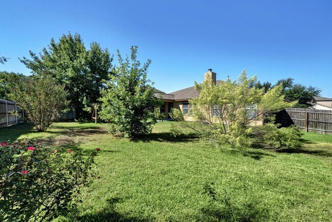 Building Photo - Spacious 4-Bedroom Gem with Office in Desi...