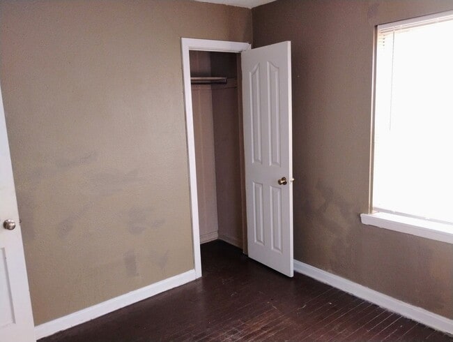 Building Photo - 2 bed 1 bath