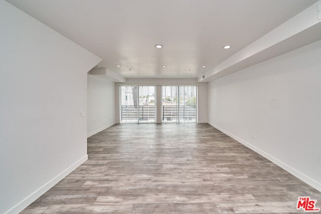 Building Photo - 605 1/2 W 41st Pl