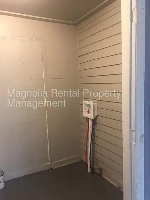 Building Photo - "Charming 2-Bedroom Gem in Greenville – Your Perfect Cozy Retreat!"