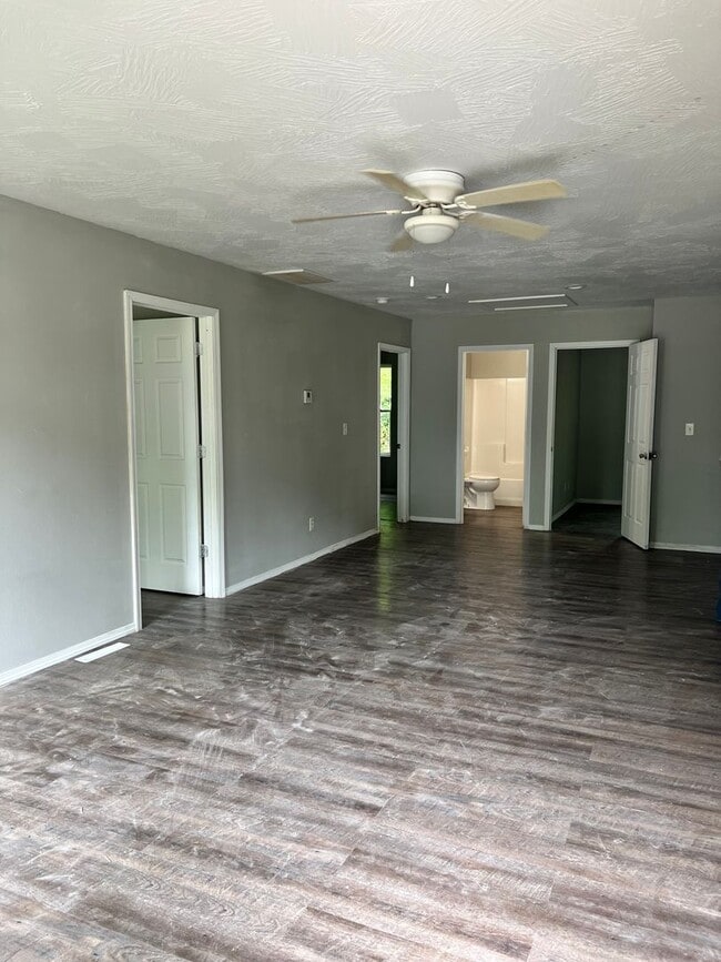 Building Photo - 3 Bed 2 Bath House