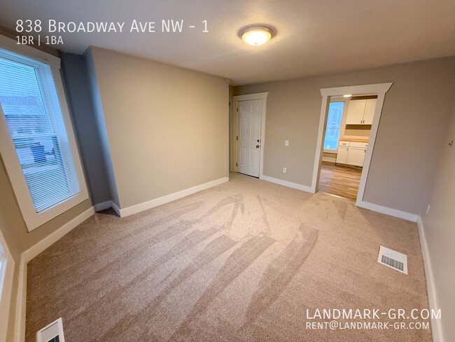 Building Photo - Updated 1-Bed, 1-Bath – First Month Rent $...