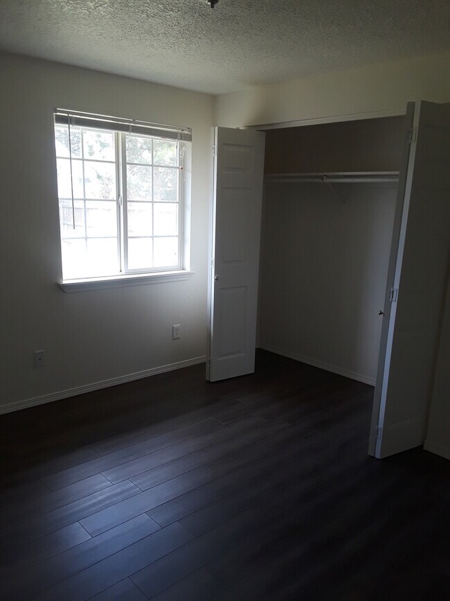 Building Photo - Adorable duplex in Prineville - all new in...