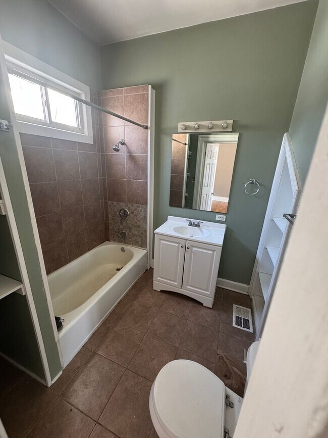 Building Photo - 1115 N Capitol Ave