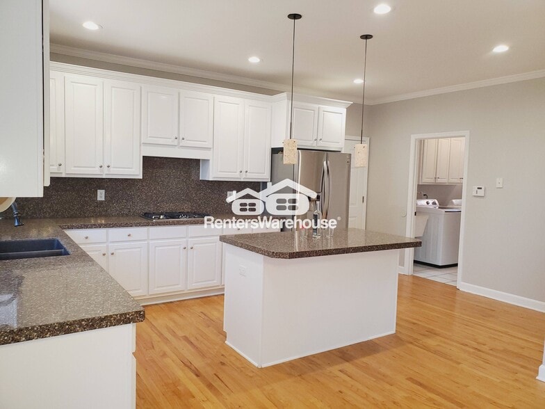 Building Photo - 923 Dual Hall