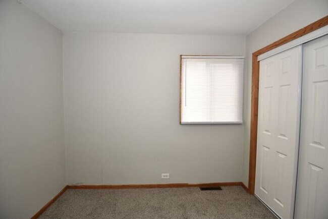 Building Photo - Mishawaka 3 bedroom ranch with large family room and fenced yard