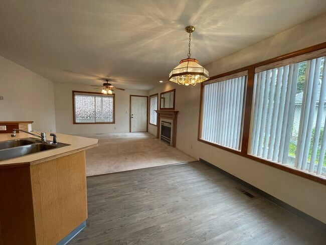Building Photo - Available Now 3 bedroom 2 bath Hucrest home