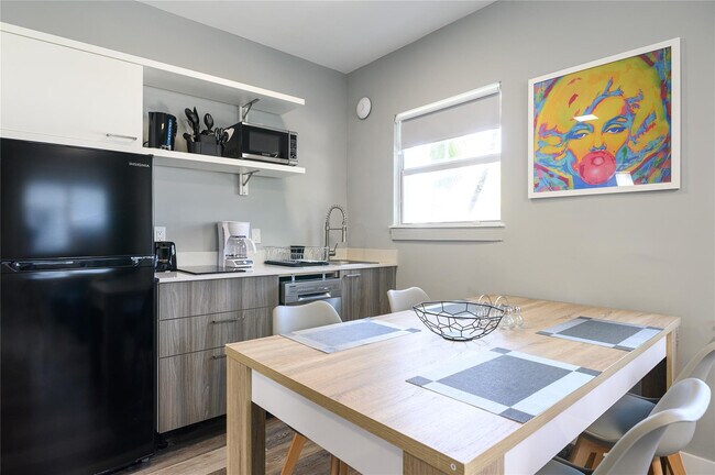 Building Photo - 1020 N Victoria Park Rd