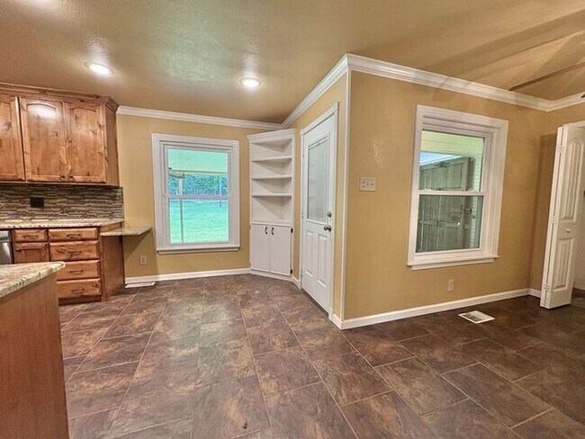 Building Photo - Available Now! Updated 3 Bed 2 Bath in Tyler!