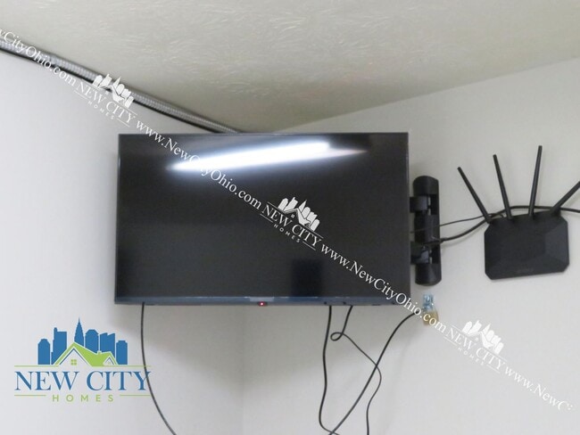 Building Photo - 2085 Building - New Rennovated 1 & 2 bedrooms starting at $989!