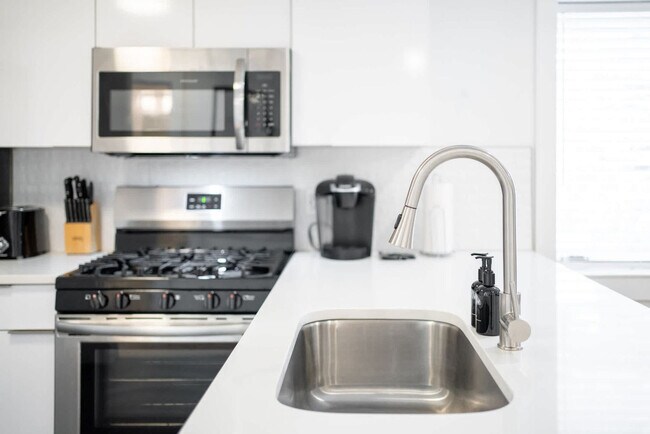 Building Photo - 1136 Crescent Ave NE