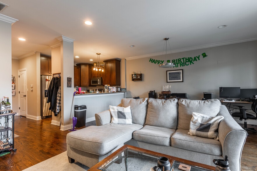 Building Photo - 1138 W Diversey Pky