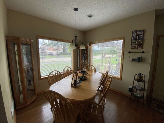 Building Photo - Roomy four-bed three-bath Townhome in Lino...