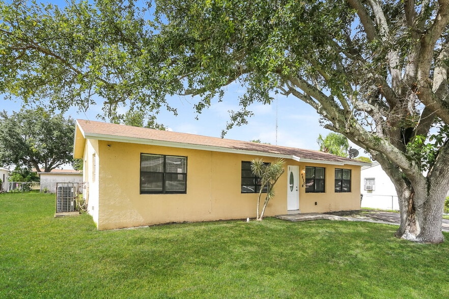 Building Photo - 4620 SW 23rd St
