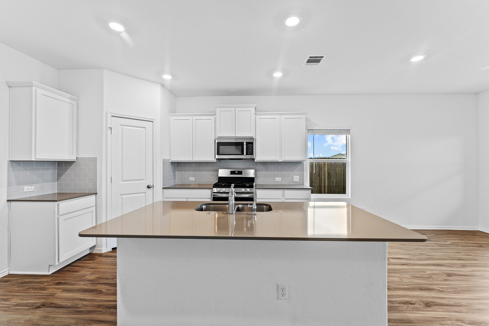 Building Photo - 129 Escondido Cir