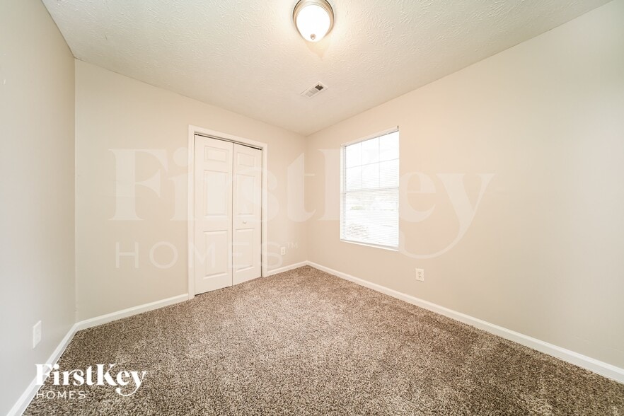 Building Photo - 350 Country Club Dr