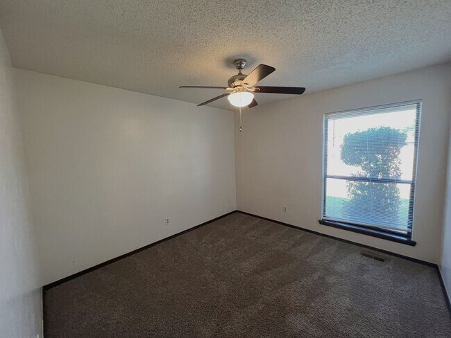 Building Photo - CHARMING 3 BED IN EDMOND!