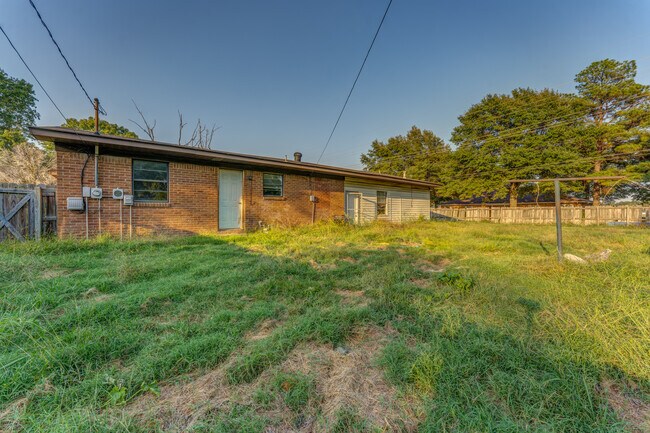 Building Photo - 121 W Pecan St