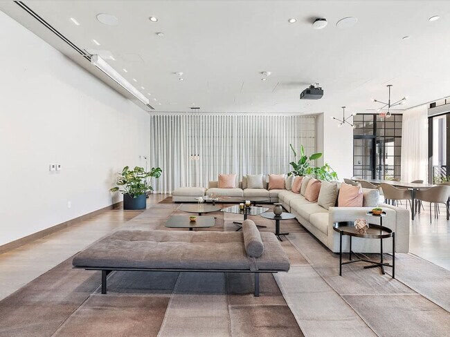 Building Photo - 601 NE 1st Ave