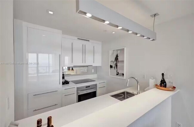 Building Photo - 2201 Collins Ave