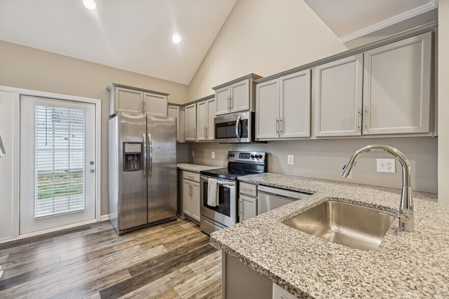 Building Photo - 3219 Clemons Cir