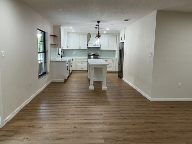 Building Photo - Remodeled 3BR/2BA Home with Pool & Screene...