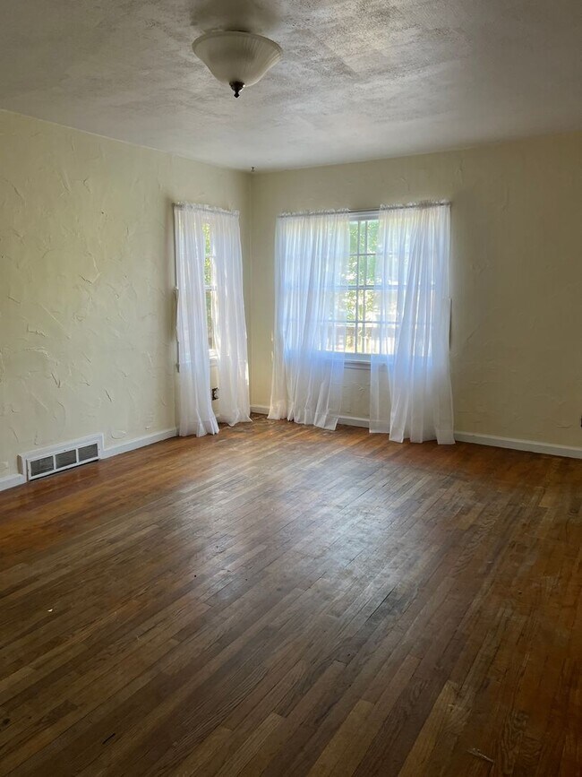 Building Photo - Charming 5 Bed, 2 bath home in the heart of Rexburg with detached 3 CAR GARAGE!!!!