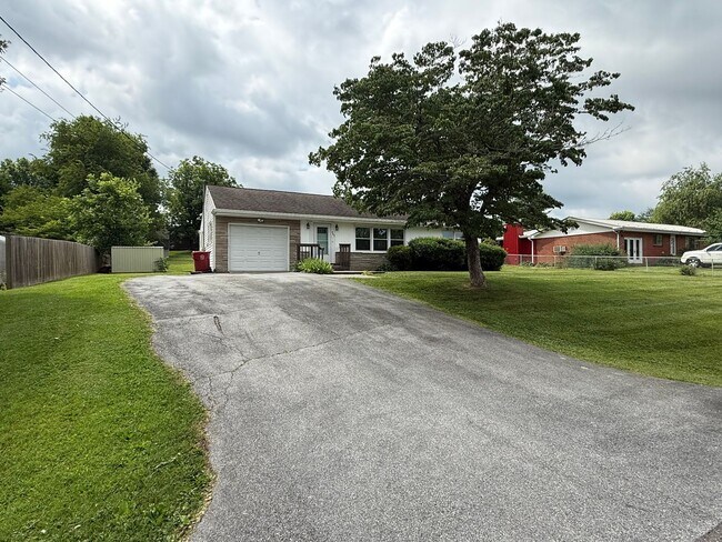 Building Photo - ** PENDING APPLICATION ** 3/2 bath home - Town Acres School District!