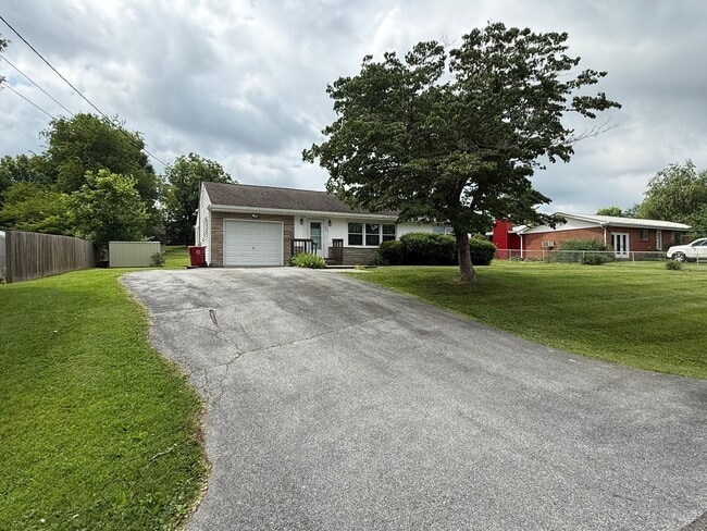 Building Photo - 3/2 bath home - Town Acres School District!